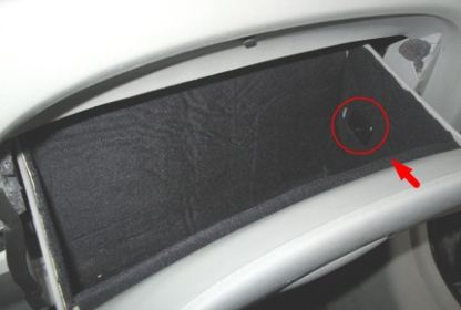 Расположение фиксатора бардачка на автомобиле Hyundai Accent MC