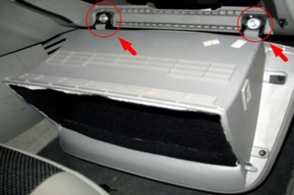 Расположение крепления бардачка к торпеде на автомобиле Hyundai Accent MC