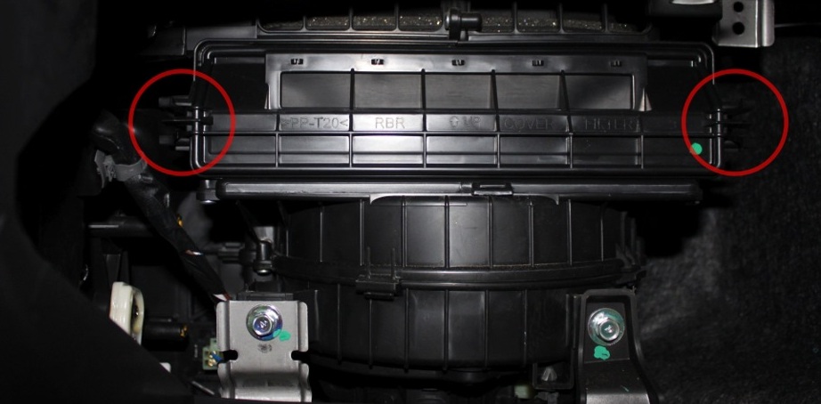 Расположение фиксаторов крышки салонного фильтра на автомобиле Hyundai Accent MC