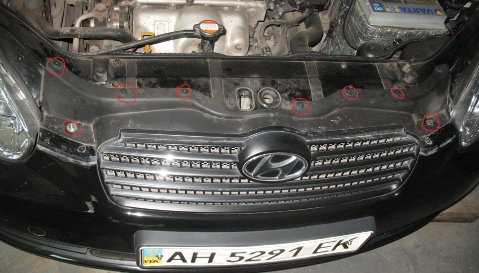 Расположение крепления решетки радиатора на автомобиле Hyundai Accent MC