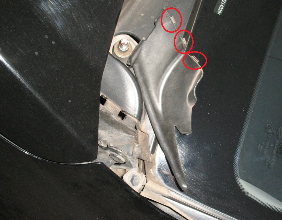 Расположение фиксаторов уголка жабо на автомобиле Hyundai Accent MC