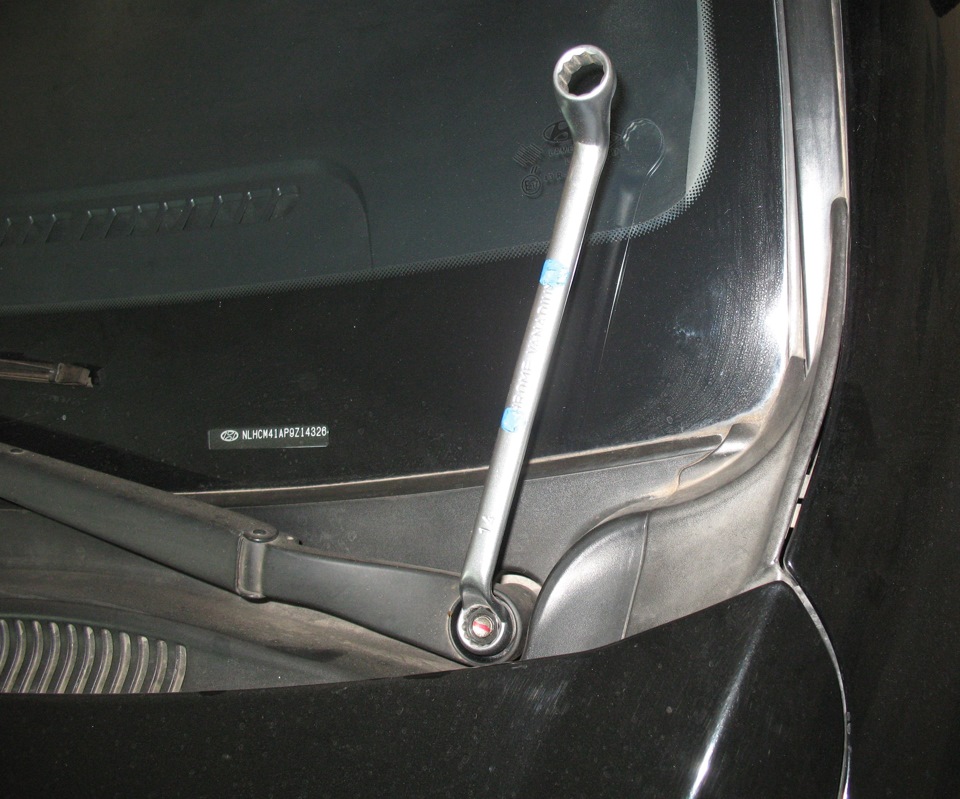 Отвернуть крепление дворника на автомобиле Hyundai Accent MC