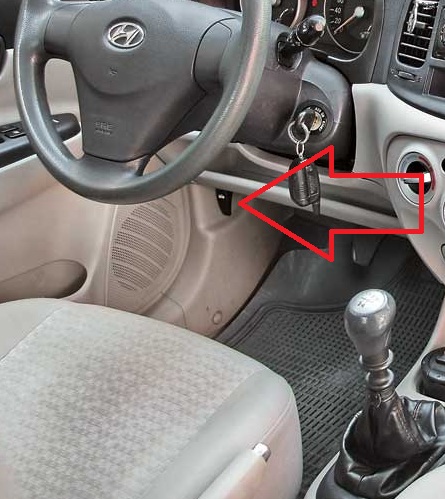 Расположение рычага открывания капота на автомобиле Hyundai Accent MC