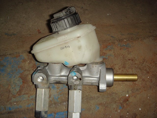 Снятый главный тормозной цилиндр с бачком для тормозной жидкости Daewoo Nexia N150
