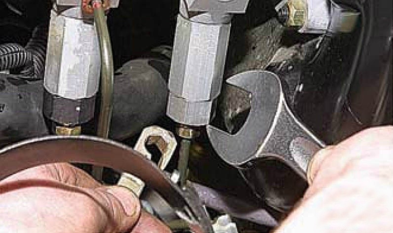 Отворачивание штуцера тормозной трубки левого заднего тормозного механизма от регулятора давления в тормозных механизмах Daewoo Nexia N150