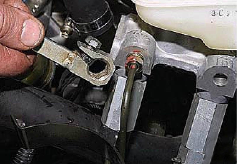 Отворачивание штуцера тормозной трубки левого переднего тормозного механизма от главного тормозного цилиндра Daewoo Nexia N150