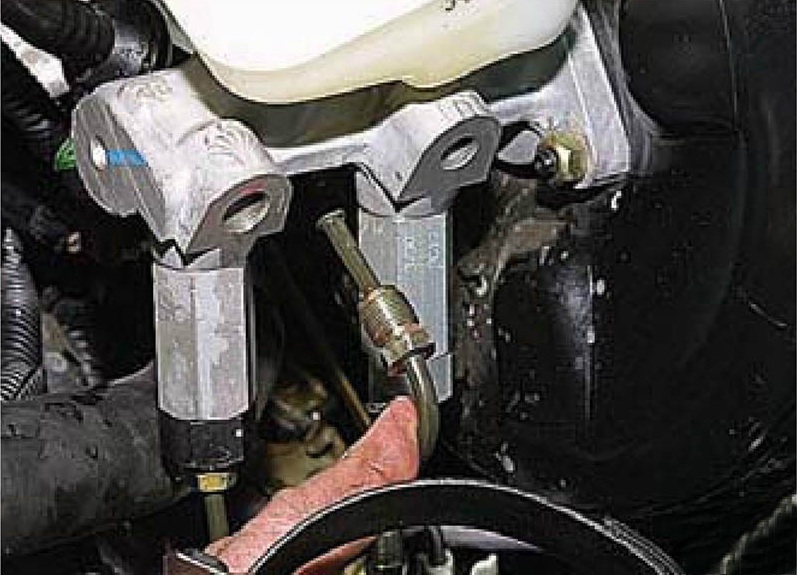 Выведение тормозной трубки левого переднего тормозного механизма из главного тормозного цилиндра Daewoo Nexia N150