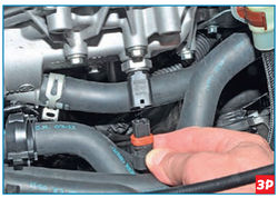 Отсоединение колодки жгута проводов системы управления двигателем Lada Largus