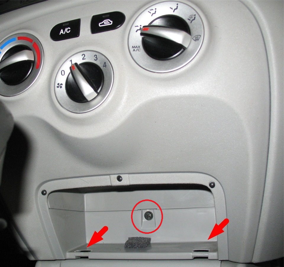 Расположение фиксаторов бардачка в центральной панели торпеды на автомобиле Hyundai Accent MC
