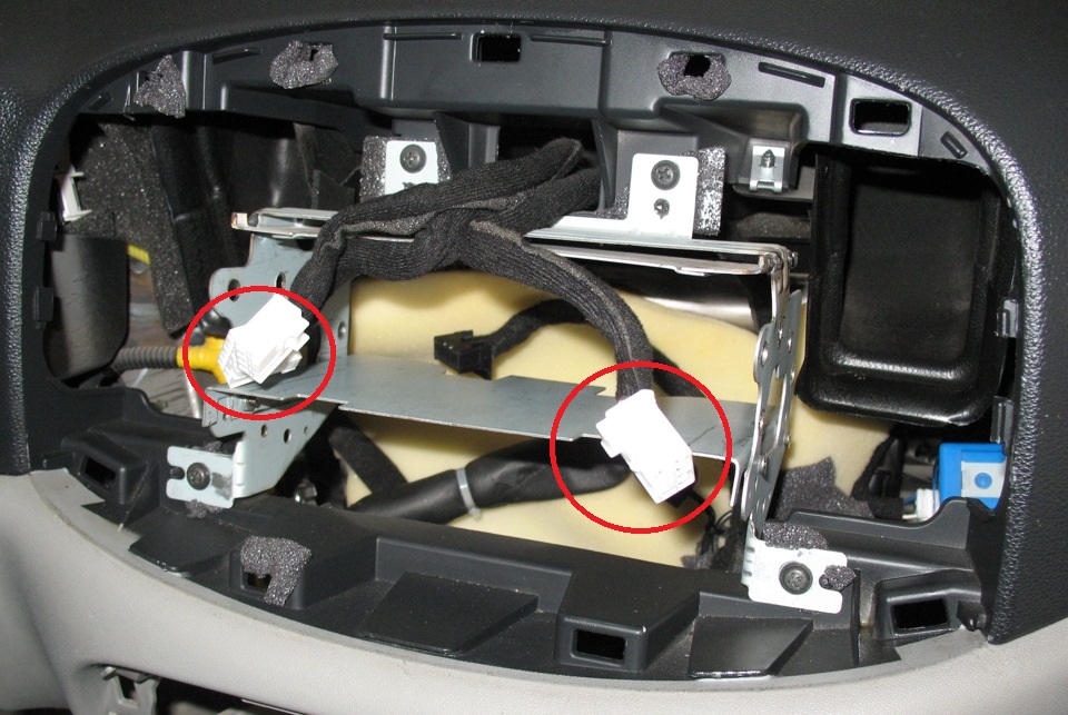 Расположение колодок проводов аварийной сигнализации, часов, обогрева заднего стекла на автомобиле Hyundai Accent MC