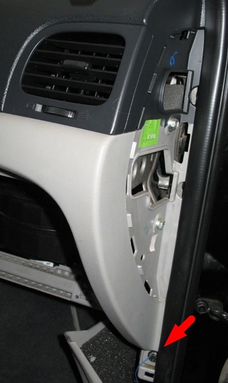 Расположение нижнего болта крепления торпеды к кузову на автомобиле Hyundai Accent MC