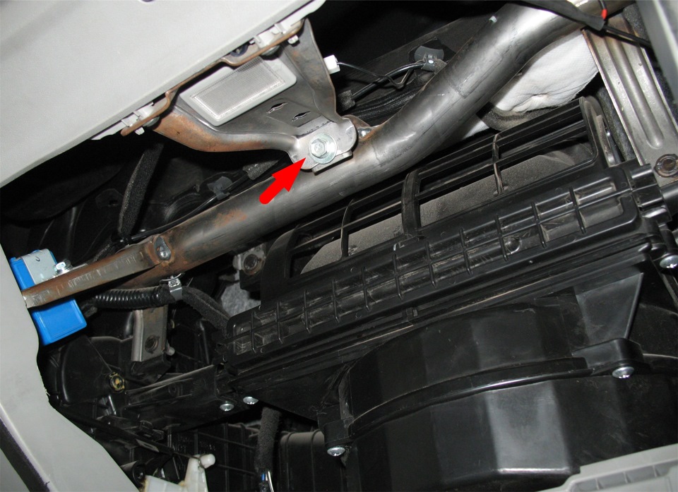 Расположение крепления торпеды за бардачком на автомобиле Hyundai Accent MC