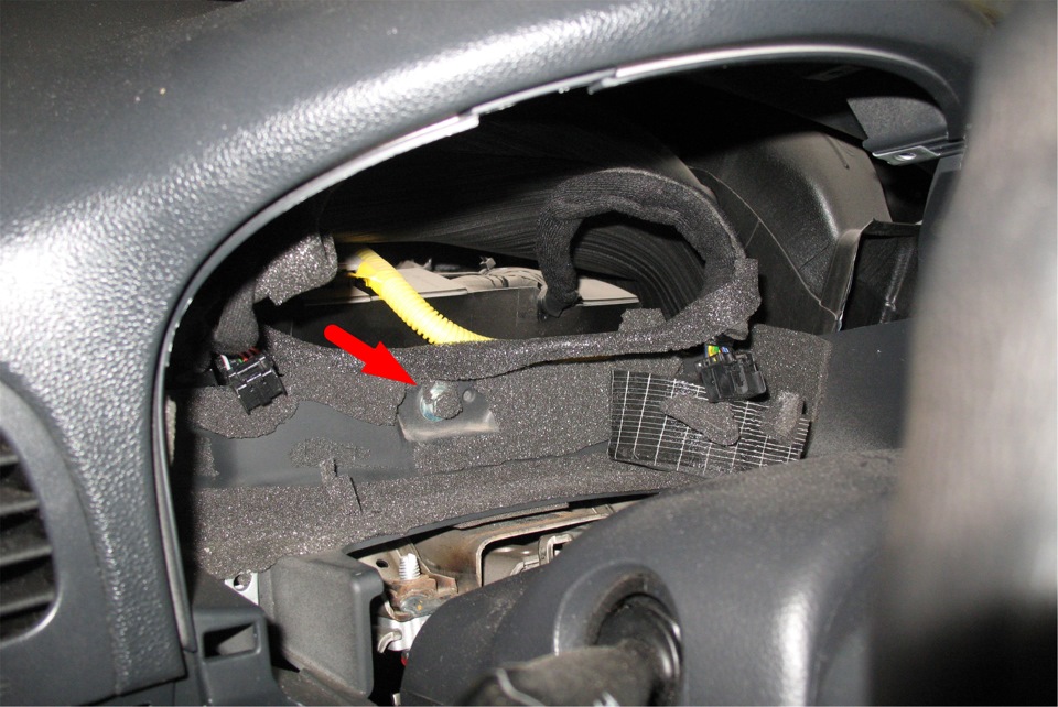 Расположение крепления торпеды за панелью приборов на автомобиле Hyundai Accent MC