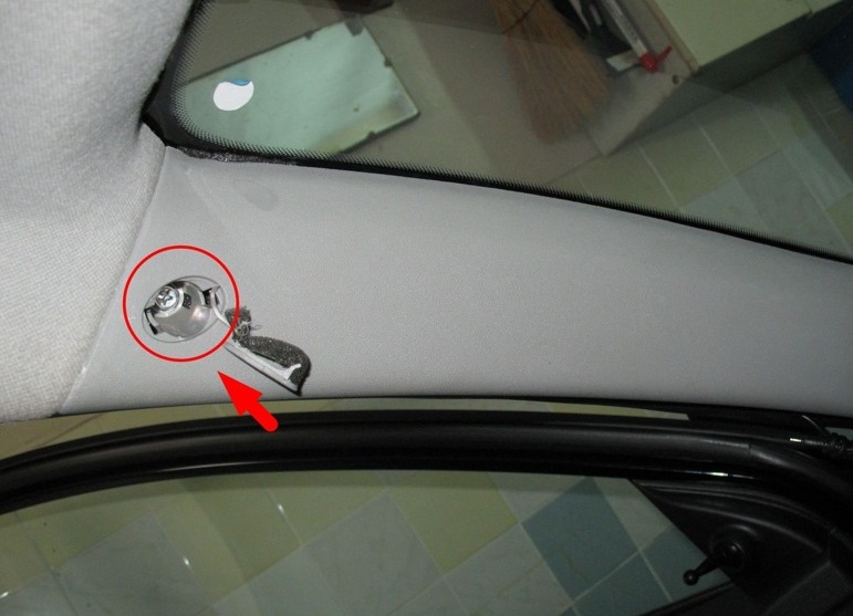 Расположение крепления облицовки передней стойки кузова на автомобиле Hyundai Accent MC