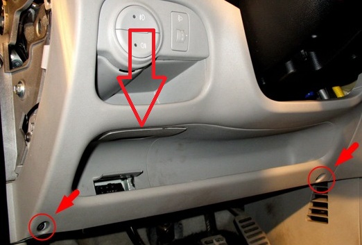 Расположение крепления нижней накладки торпеды на автомобиле Hyundai Accent MC