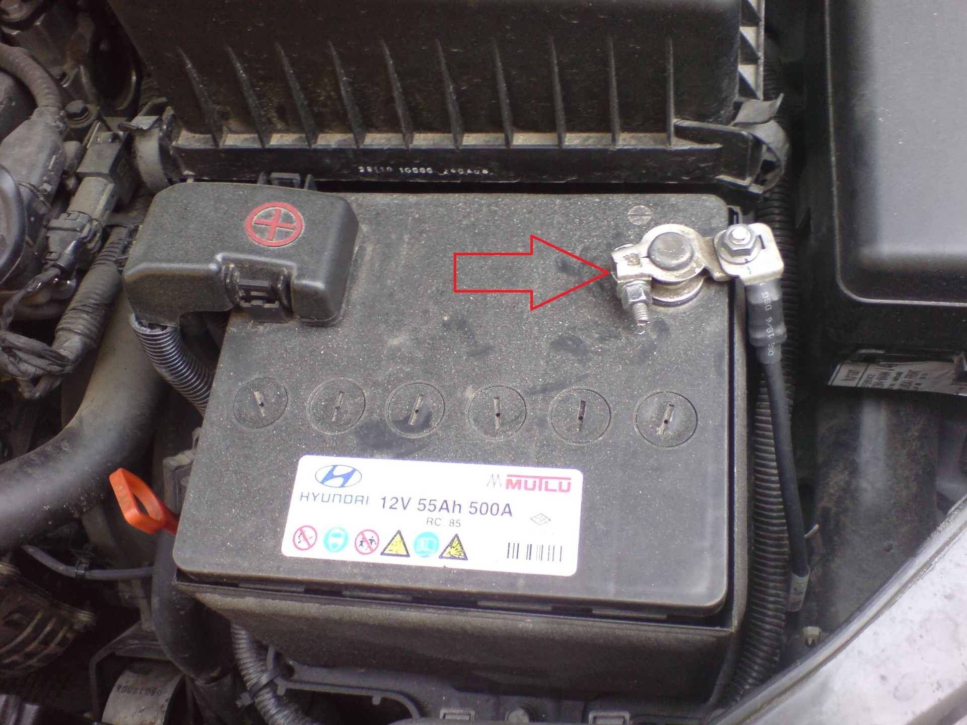 Снять клемму провода «минусового» вывода аккумуляторной батареи на автомобиле Hyundai Accent MC
