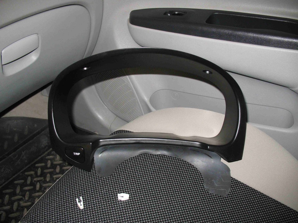Козырек панели приборов на автомобиле Hyundai Accent MC