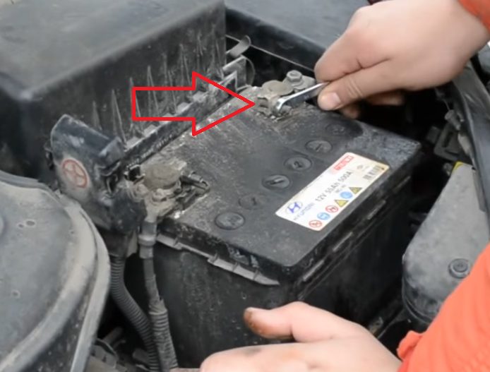 Расположение крепления клеммы «минус» АКБ на автомобиле Hyundai Accent MC