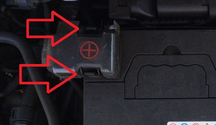 Расположение колпачка «плюсовой» клеммы АКБ на автомобиле Hyundai Accent MC