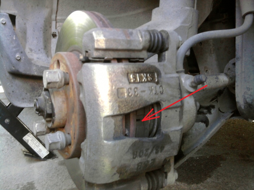 Проверка толщины фрикционных накладок тормозных колодок переднего тормозного механизма Daewoo Nexia N150