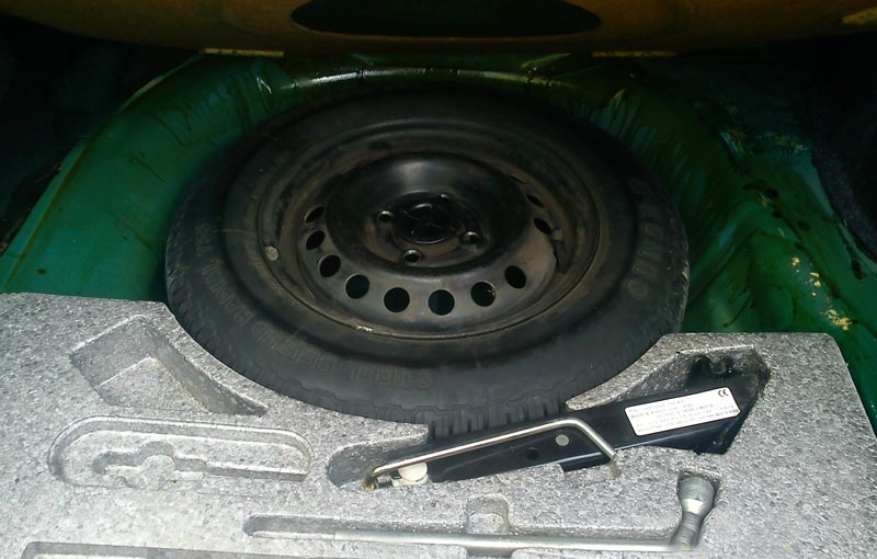 Инструменты и запасное колесо в нише багажника Daewoo Nexia N150