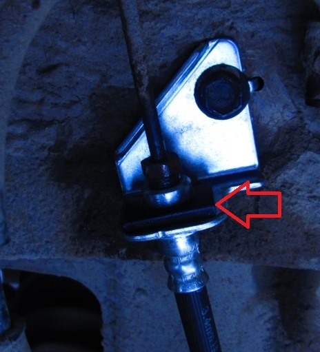 Расположение запорной скобы тормозного шланга на автомобиле Hyundai Accent MC
