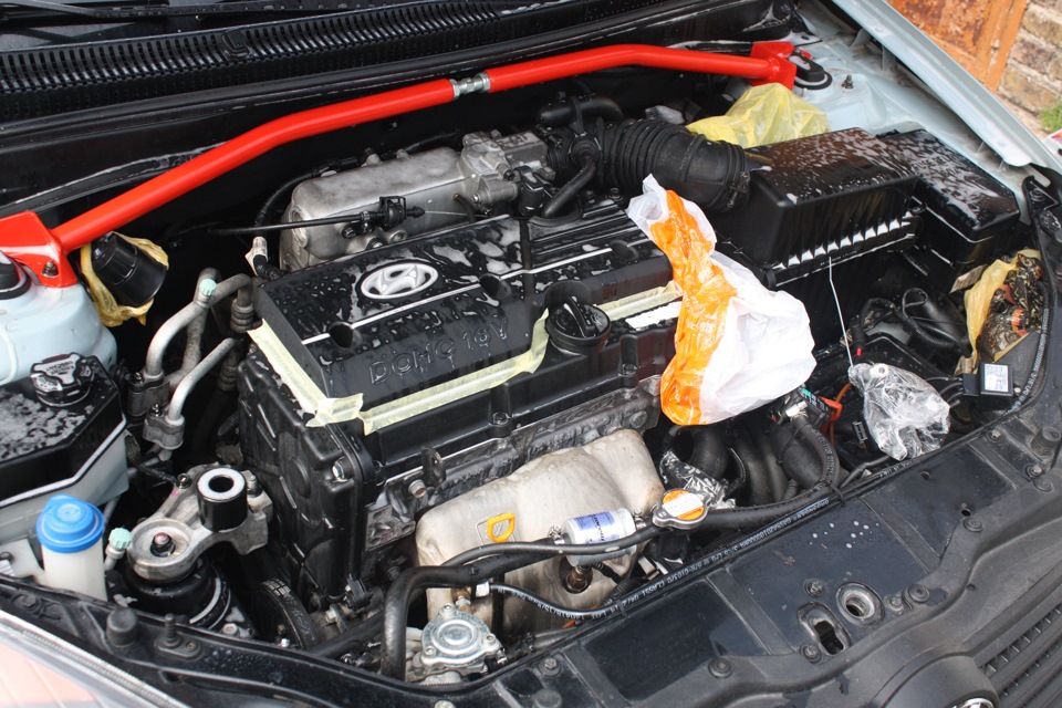 Нанести средство для мойки двигателя на автомобиле Hyundai Accent MC