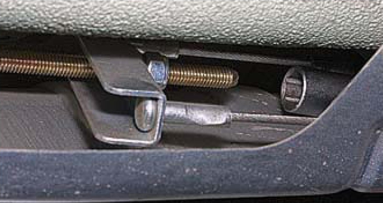 Надевание инструментальной головки на гайку регулировочной тяги стояночного тормоза Daewoo Nexia N150