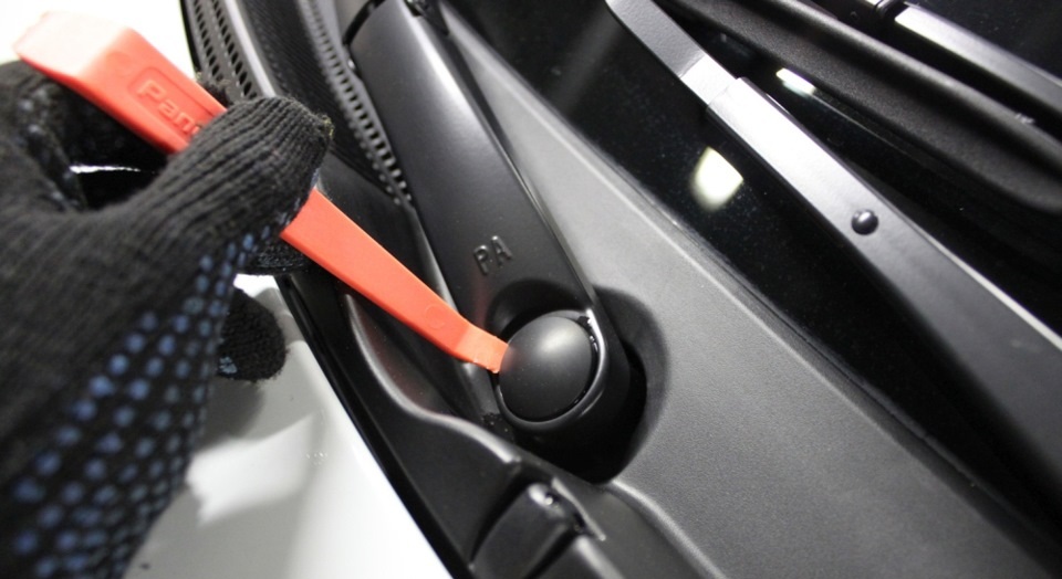 Подденьте декоративную заглушку гайки крепления рычага стеклоочистителя на автомобиле Hyundai Solaris