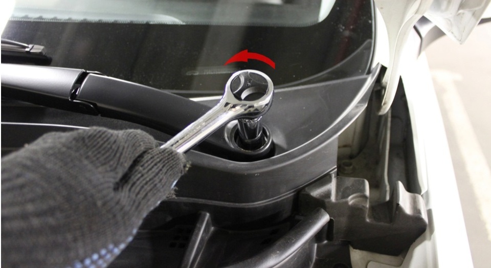 Отверните гайку крепления рычага стеклоочистителя на автомобиле Hyundai Solaris