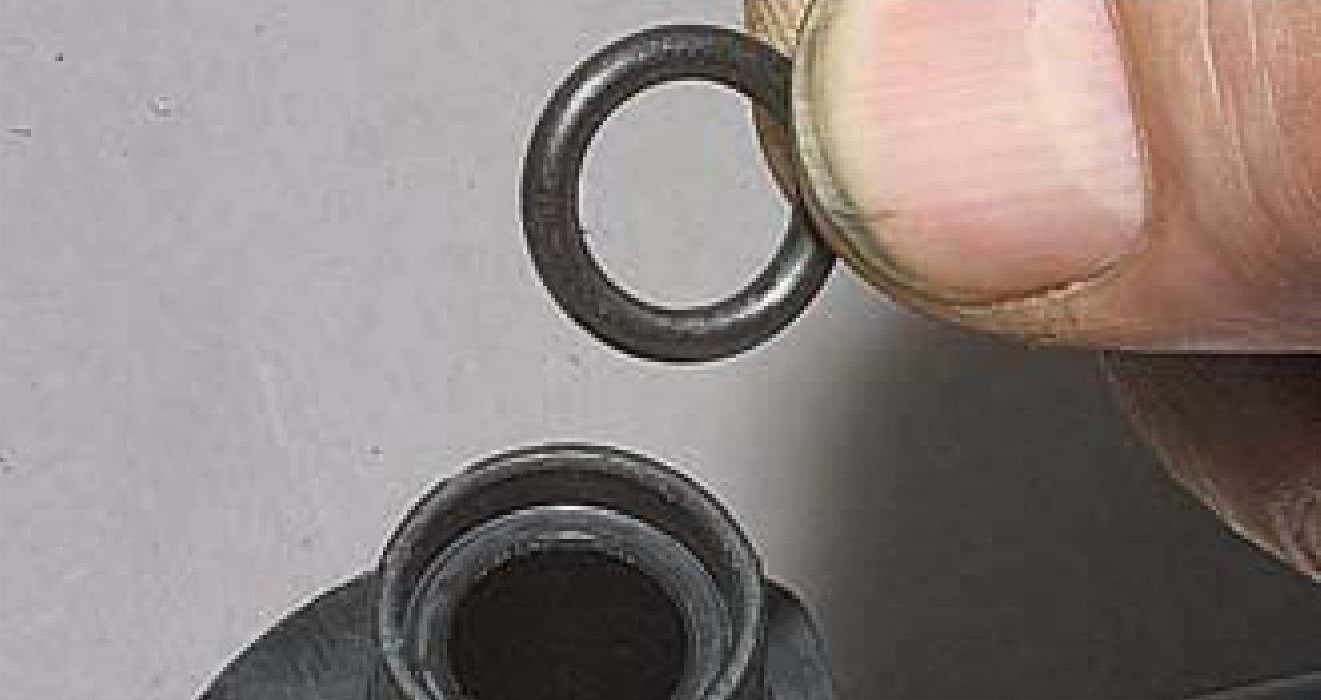 Снятие из наконечника кронштейна стеклоочистителя уплотнительного кольца Daewoo Nexia N150