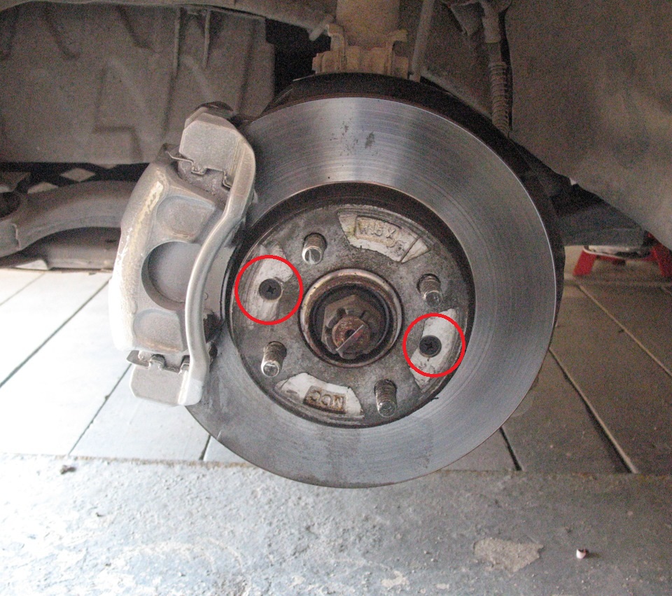 Расположение крепления тормозного диска переднего колеса на автомобиле Hyundai Accent MC