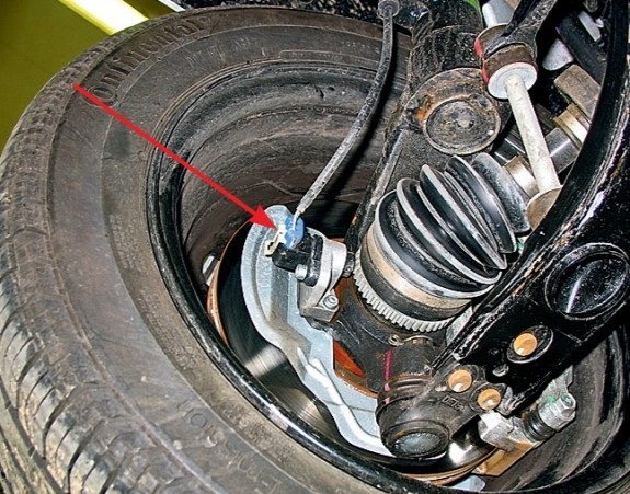 Расположение датчика скорости вращения колеса на автомобиле с двигателем F16D3 Daewoo Nexia N150