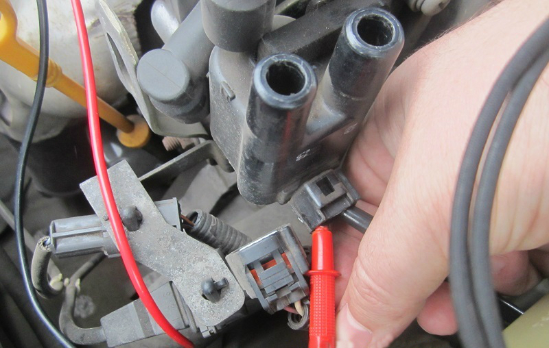 Подключение щупов тестера к низковольтным выводам катушки зажигания двигателя F16D3 Daewoo Nexia N150