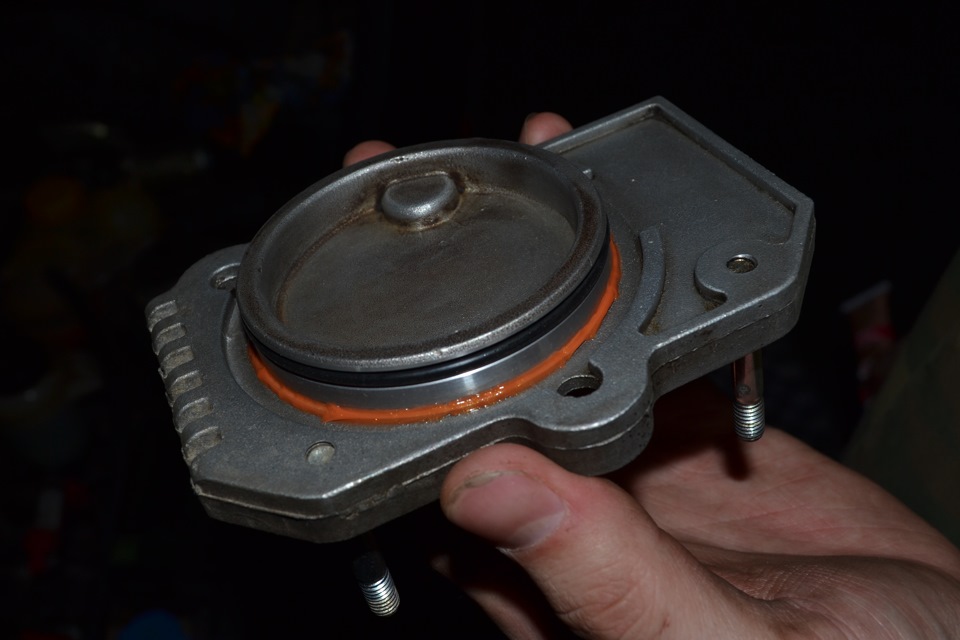 Установленное новое уплотнительное кольцо в паз кронштейна катушки зажигания двигателя A15SMS Daewoo Nexia N150