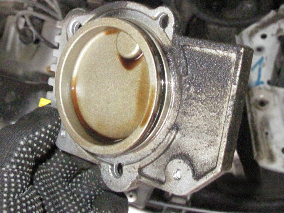 Снятие кронштейна катушки зажигания двигателя A15SMS Daewoo Nexia N150