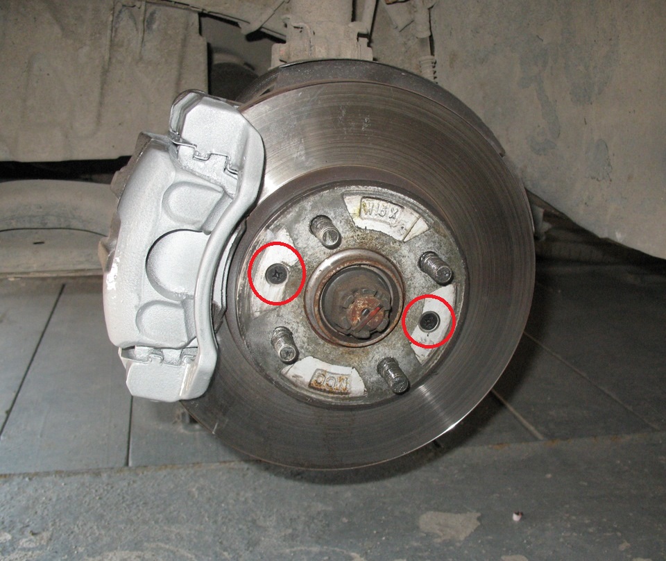 Расположение крепления переднего тормозного диска на автомобиле Hyundai Accent MC