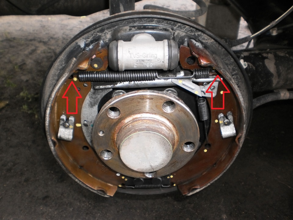Расположение стяжной пружины колодок барабанного тормозного механизма на автомобиле Hyundai Accent MC