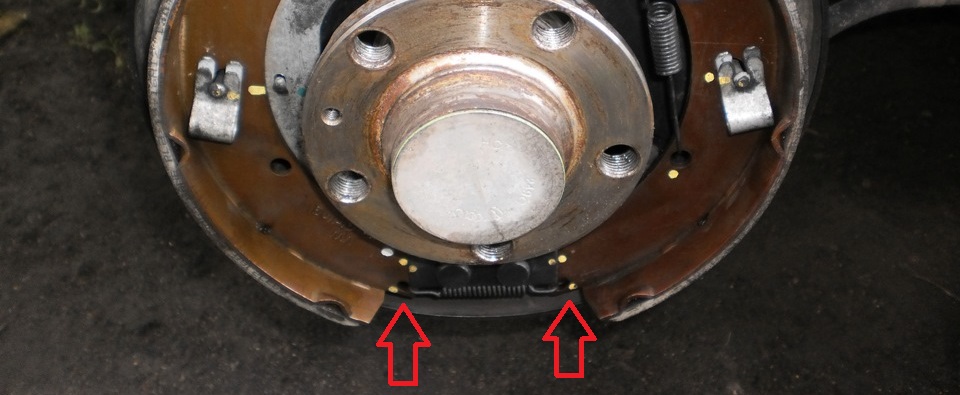 Расположение нижней стяжной пружины задних колодок тормозных механизмов на автомобиле Hyundai Accent MC