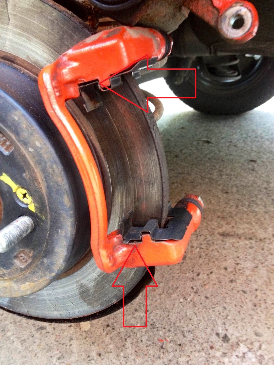 Расположение направляющих пластин заднего дискового механизма на автомобиле Hyundai Accent MC
