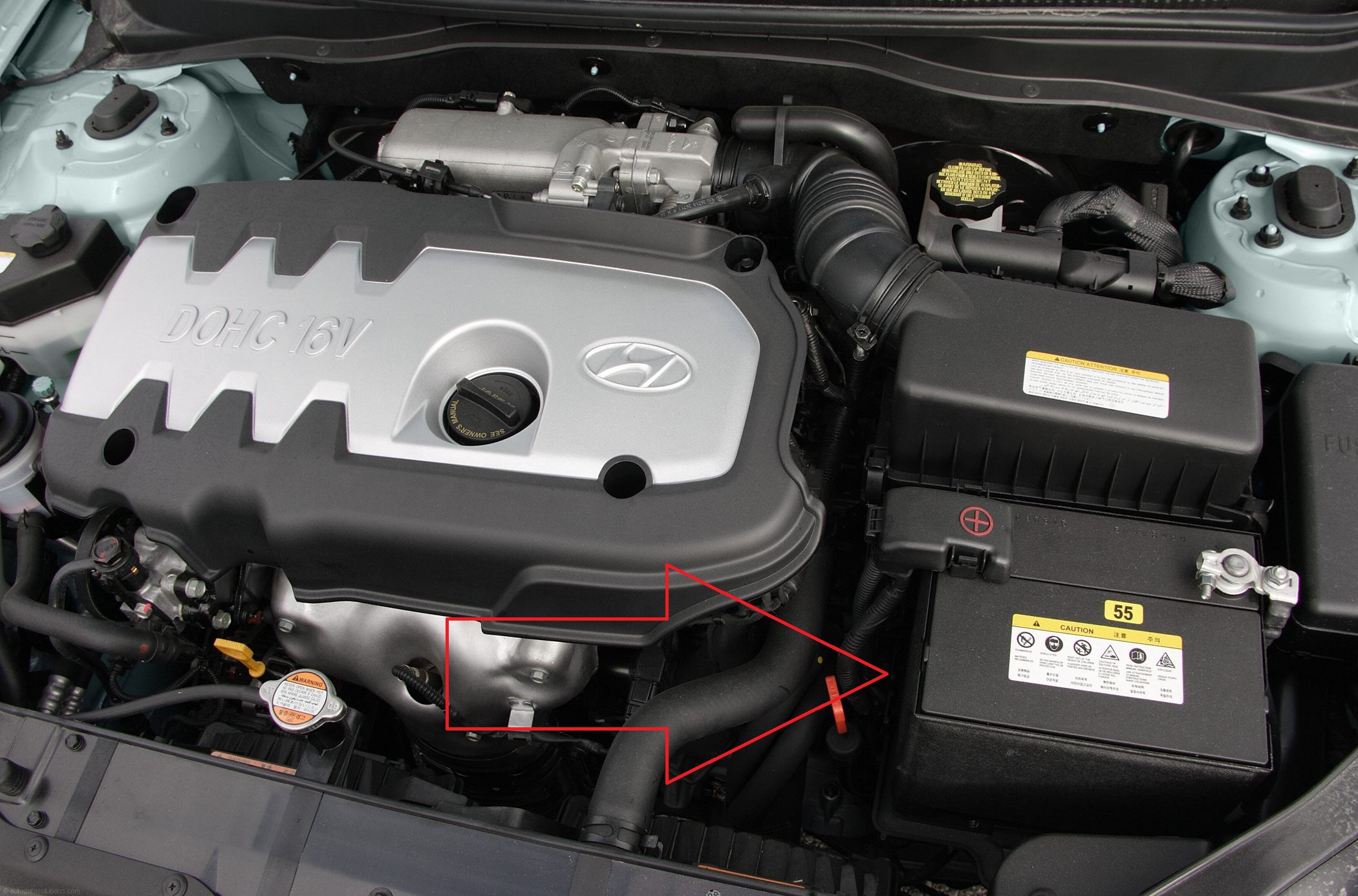 Расположение аккумуляторной батареи на автомобиле Hyundai Accent MC