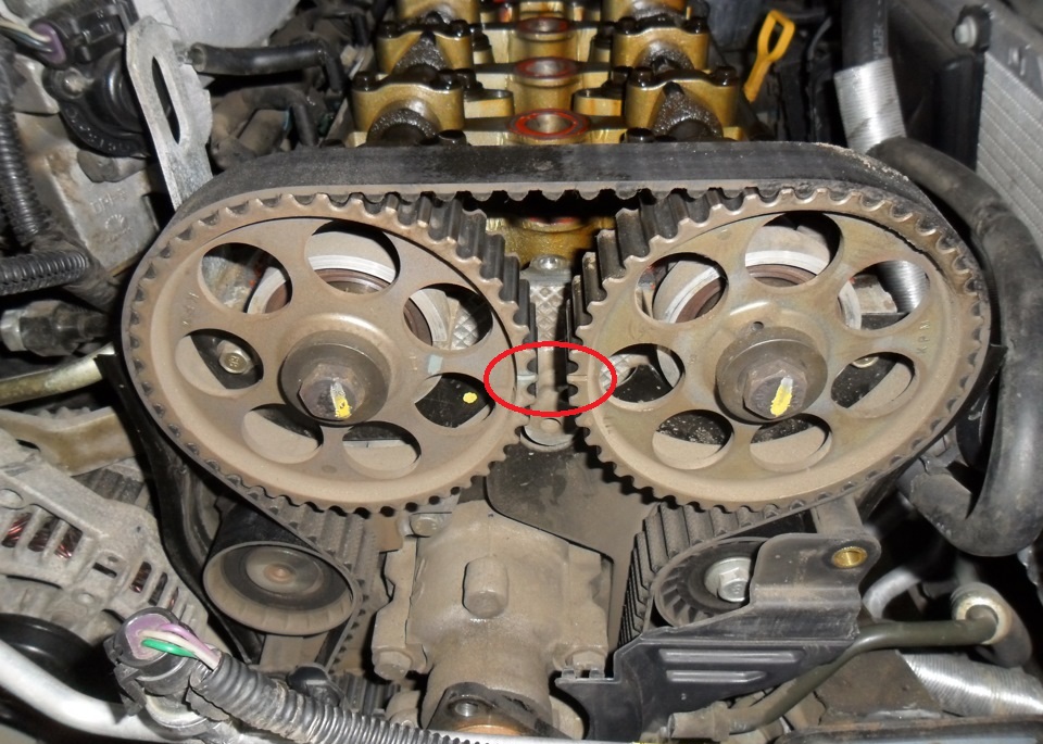 Совпадение установочных меток на шкивах распределительных валов двигателя F16D3 Daewoo Nexia N150