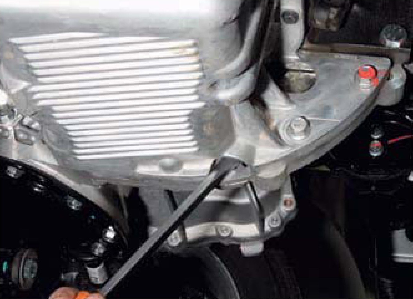 Фиксация отверткой маховика через колодец поддона картера двигателя F16D3 Daewoo Nexia N150