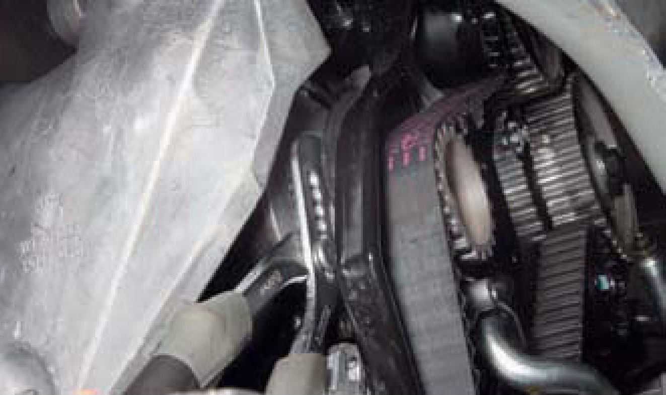 Поворачивание раздвижными плоскогубцами насоса охлаждающей жидкости двигателя F16D3 Daewoo Nexia N150