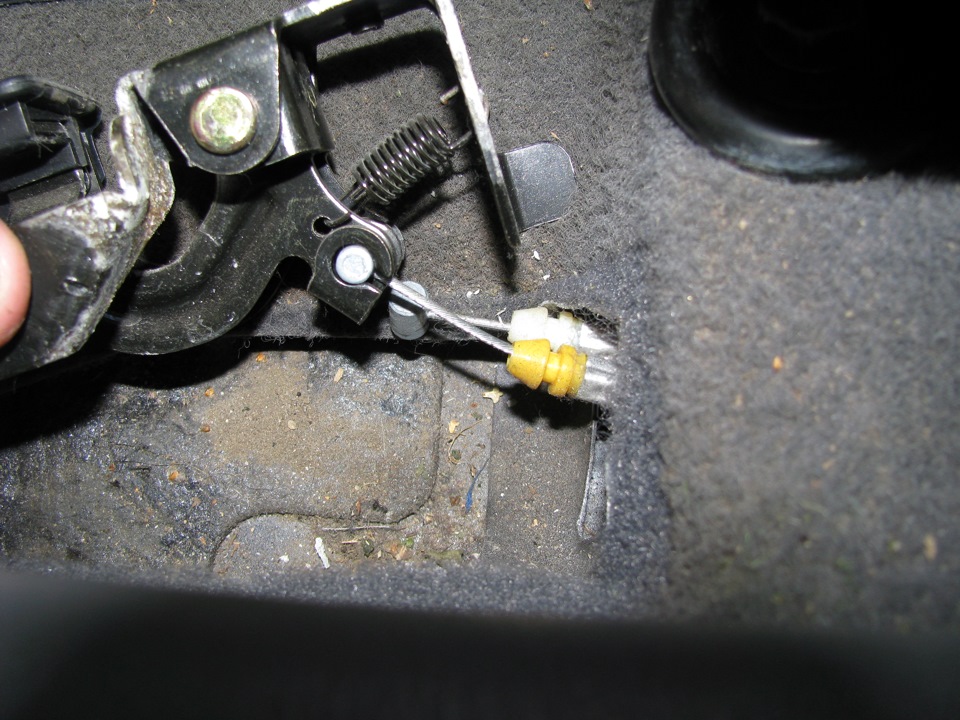 Снять тросы рычагов открывания багажника и бензобака на автомобиле Hyundai Accent MC