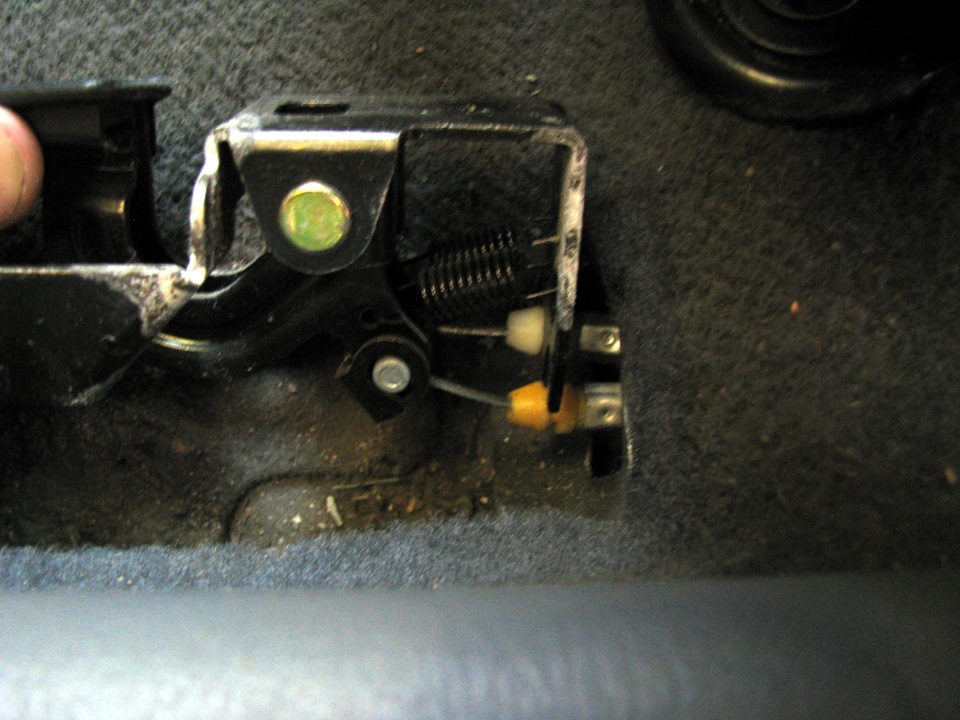 Расположение тросов открывания багажника и бензобака на автомобиле Hyundai Accent MC