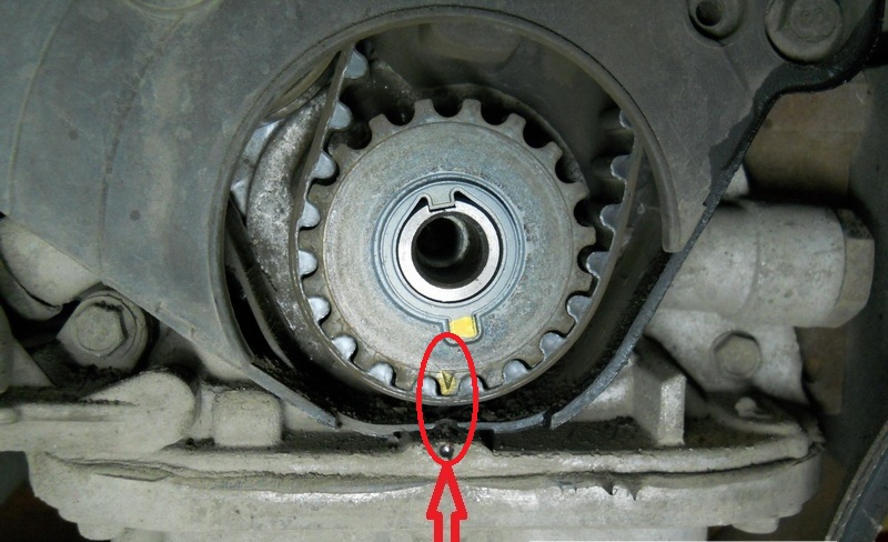Совпадение меток на зубчатом шкиве коленчатого вала с прорезью на задней крышке привода ГРМ двигателя A15SMS Daewoo Nexia N150