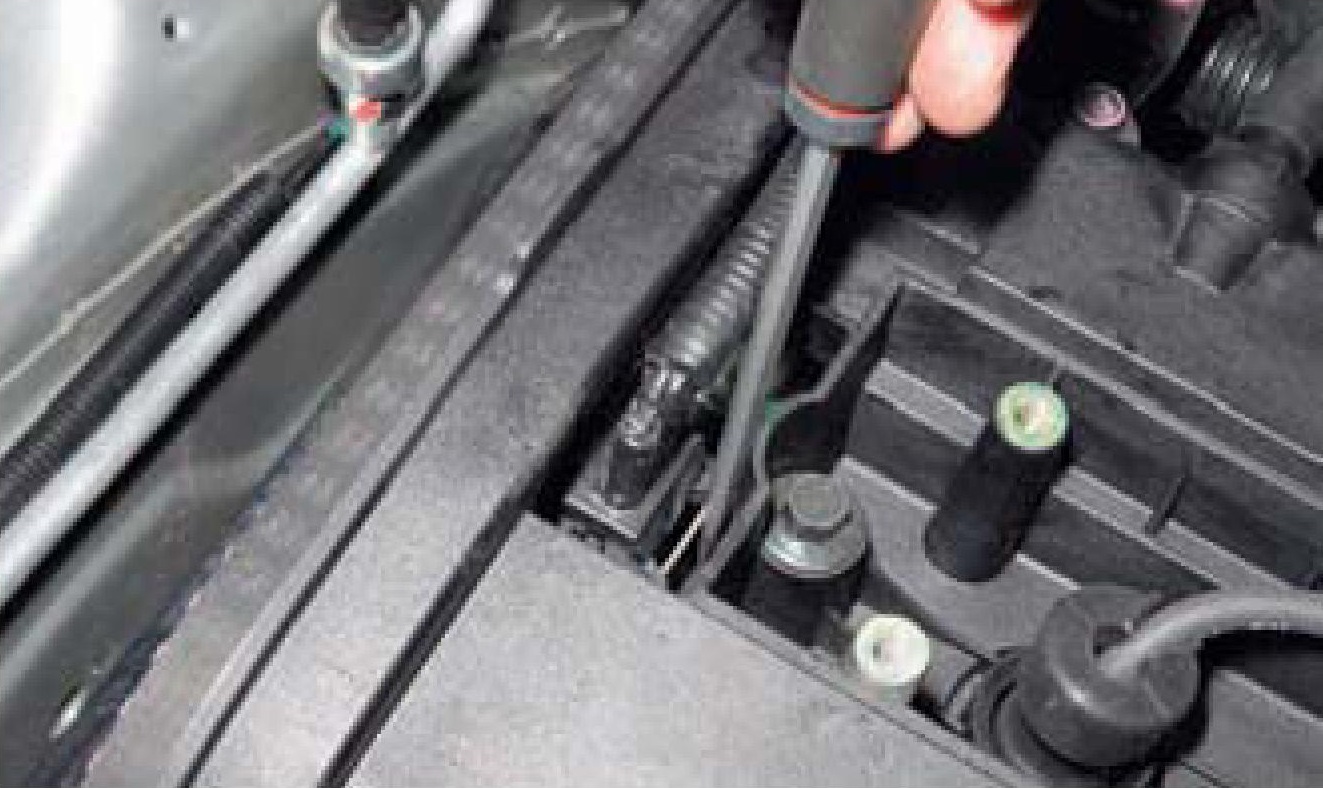 Нажатие стержнем отвертки на фиксатор колодки проводов к датчику фаз двигателя F16D3 Daewoo Nexia N150