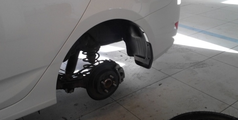 Снять колесо на автомобиле Hyundai Accent MC