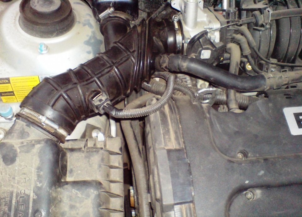 Установленный на место рукав подвода воздуха к дроссельному узлу двигателя F16D3 Daewoo Nexia N150
